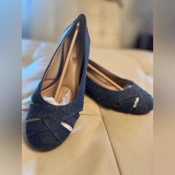 Abella True Comfort - Size 9.5M- Denim - Flat / Wedge - Picture 2 of 6